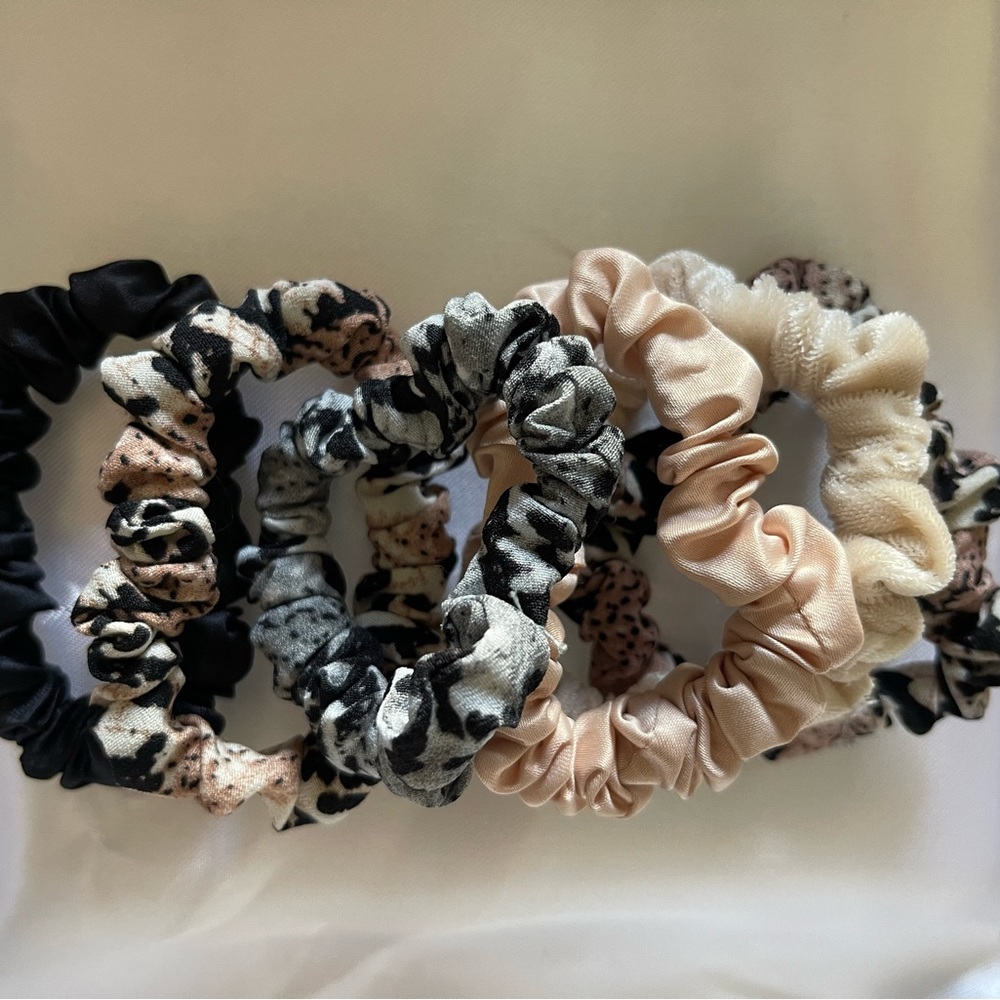 • SCRUNCHIE • Velvet & Leather •